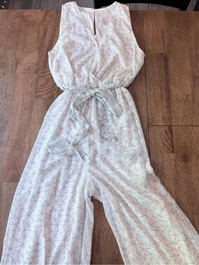 (NEW) Final Touch White Sleeveless V-Neck Geometric Tie-Waist Jumpsuit
